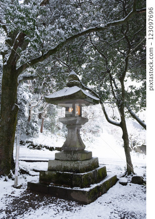 Snow-covered Ube Shrine, Miyashita, Kokufu-cho, Tottori City, Tottori Prefecture Snow-covered Ube Shrine, Miyashita, Kokufu-cho, Tottori City, Tottori Prefecture 123097696