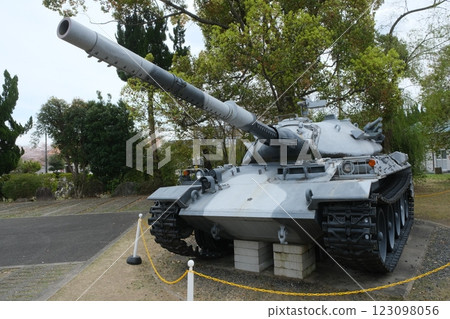 桂衛基地開放日展出的 74 式坦克 桂衛基地開放日展出的 74 式坦克 123098056