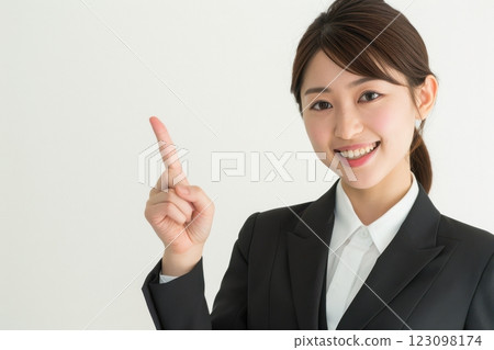 日本女商人指點的肖像照（白色背景，辦公室職員，西裝，年輕，OL，新進員工） 123098174