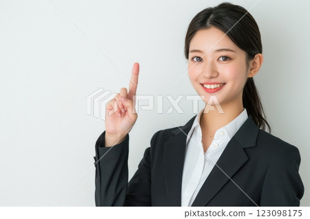 日本女商人指點的肖像照（白色背景，辦公室職員，西裝，年輕，OL，新進員工） 123098175