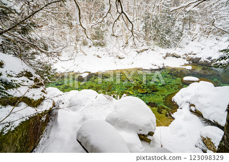 長野縣南木曾町阿寺溪谷的冬季白雪美景 123098329
