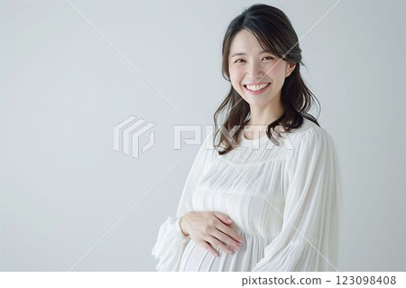 日本婦女穿著白色洋裝的孕婦照(懷孕,分娩,紀念) 日本婦女穿著白色洋裝的孕婦照(懷孕,分娩,紀念) 123098408