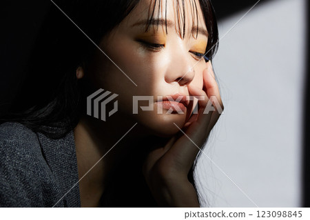 一位身穿夾克的年輕女子的陰暗而有氣氛的肖像 一位身穿夾克的年輕女子的陰暗而有氣氛的肖像 123098845