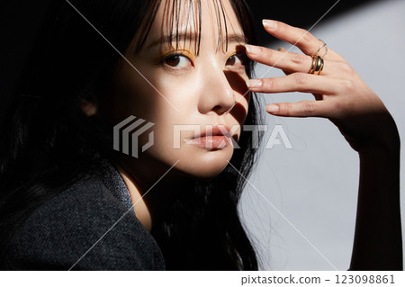 一位身穿夾克的年輕女子的陰暗而有氣氛的肖像 123098861