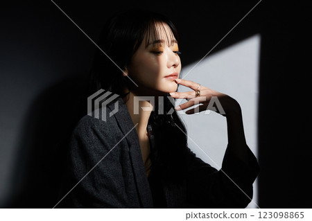 一位身穿夾克的年輕女子的陰暗而有氣氛的肖像 123098865