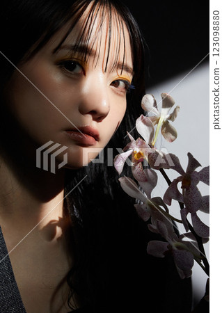 一位身穿夾克的年輕女子的陰暗而有氣氛的肖像 一位身穿夾克的年輕女子的陰暗而有氣氛的肖像 123098880