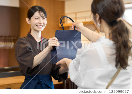 餐廳員工正在分發產品 餐廳員工正在分發產品 123099027