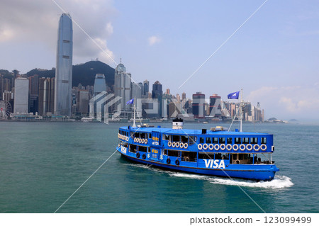 航行通過維多利亞海灣的星輪渡在香港 123099499