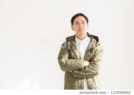 男子穿著外套 123099802