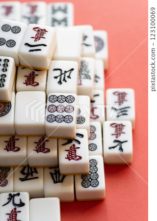 紅色背景堆疊的麻將牌 123100069