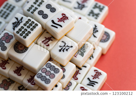 紅色背景堆疊的麻將牌 123100212