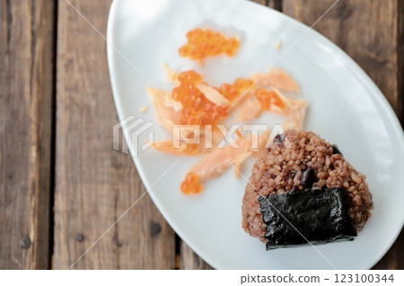 發酵糙米飯團和鮭魚子 發酵糙米飯團和鮭魚子 123100344