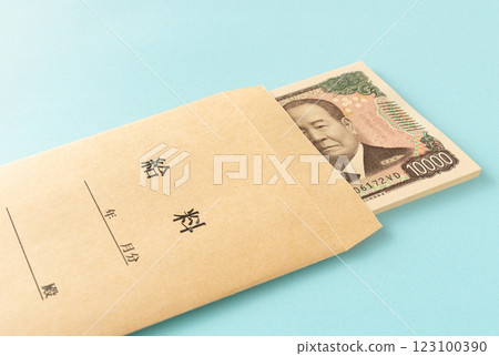 薪水信封裡的 10,000 日元鈔票 123100390
