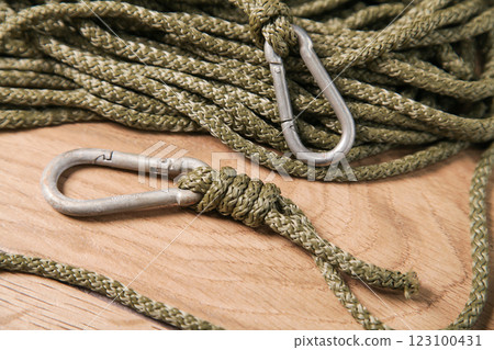 Knots to Climbing. Carabiner, Slip knots, Constrictor knots, Hangman's Knot. Military Khaki, Survival, Mountaineering Safety Equipment. Knots to Climbing. Carabiner, Slip knots, Constrictor knots, Hangman's Knot. Military Khaki, Survival, Mountaineering Safety Equipment. 123100431