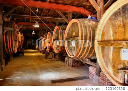 The history of Japanese wine, which began to be brewed using domestic grapes... Wine barrels The history of Japanese wine, which began to be brewed using domestic grapes... Wine barrels 123100838