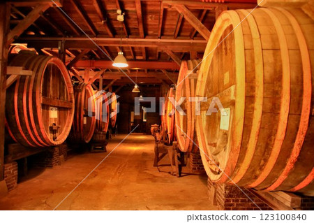 The history of Japanese wine, which began to be brewed using domestic grapes... Wine barrels The history of Japanese wine, which began to be brewed using domestic grapes... Wine barrels 123100840