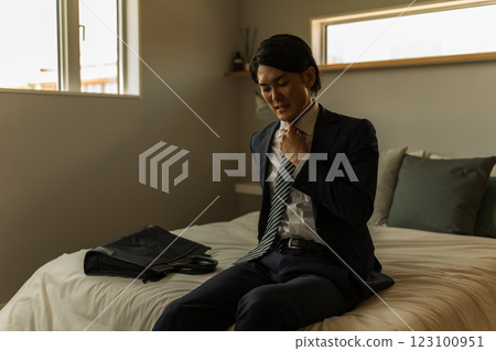 Office workers and businessmen who are troubled by overtime, stress, hard work, fatigue, overwork, and black companies Office workers and businessmen who are troubled by overtime, stress, hard work, fatigue, overwork, and black companies 123100951