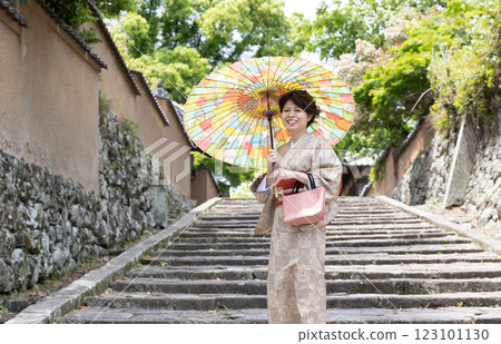 杵築市：身著和服的女性漫步在會計事務所的斜坡上 123101130