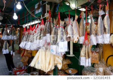 鹽乾魚(火腿)在香港西部的德助道出售。它類似於草屋,味道鮮美。以前很便宜,但現在很貴 鹽乾魚(火腿)在香港西部的德助道出售。它類似於草屋,味道鮮美。以前很便宜,但現在很貴 123101455
