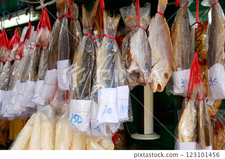 鹽乾魚(火腿)在香港西部的德助道出售。它類似於草屋,味道鮮美。以前很便宜,但現在很貴 鹽乾魚(火腿)在香港西部的德助道出售。它類似於草屋,味道鮮美。以前很便宜,但現在很貴 123101456