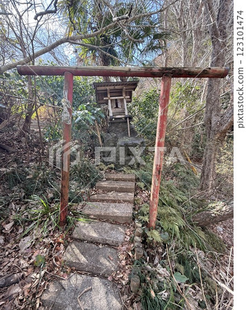 A small shrine 123101474