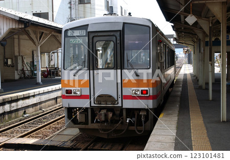一列本地火車停在車站 123101481