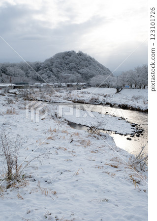 Snowy scenery of Mt. Koshiki and the Fukuro River, Kokufu-cho, Tottori City, Tottori Prefecture Snowy scenery of Mt. Koshiki and the Fukuro River, Kokufu-cho, Tottori City, Tottori Prefecture 123101726