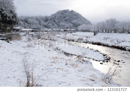 Snowy scenery of Mt. Koshiki and the Fukuro River, Kokufu-cho, Tottori City, Tottori Prefecture Snowy scenery of Mt. Koshiki and the Fukuro River, Kokufu-cho, Tottori City, Tottori Prefecture 123101727