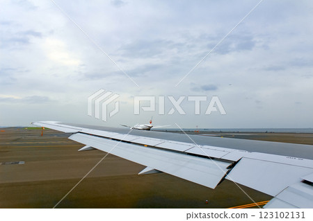 [東京]初夏的羽田機場：從準備起飛的飛機上俯瞰機場 123102131