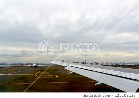 [東京]初夏的羽田機場：從準備起飛的飛機上俯瞰機場 123102132