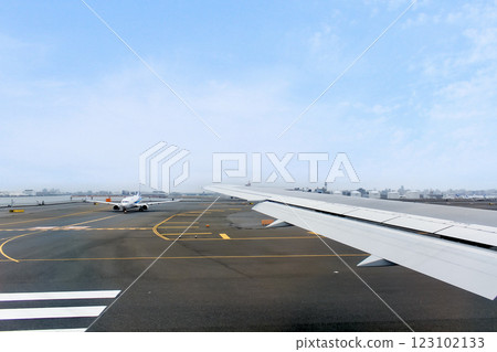 [東京]初夏的羽田機場：從準備起飛的飛機上俯瞰機場 123102133