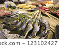串起來的河魚看起來新鮮，油亮，味道鮮美。 123102427