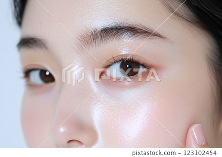 特寫：一位皮膚美麗、清澈、有光澤的女性 123102454