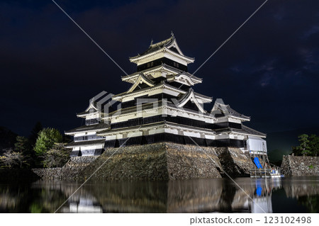 Matsumoto Castle: The illuminated National Treasure castle tower 123102498