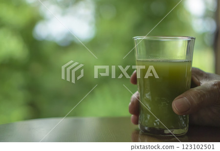 拿著綠色汁液的老人 拿著綠色汁液的老人 123102501