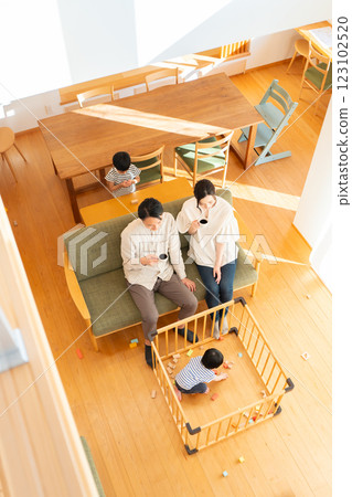 一家四口在客廳休息的鳥瞰圖 123102520