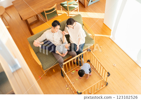 一家四口在客廳休息的鳥瞰圖 123102526