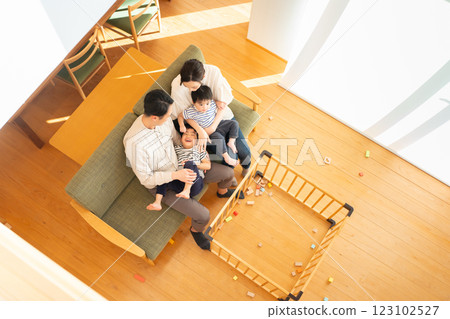 一家四口在客廳休息的鳥瞰圖 123102527