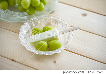 閃耀麝香葡萄酒和冰淇淋 閃耀麝香葡萄酒和冰淇淋 123102528