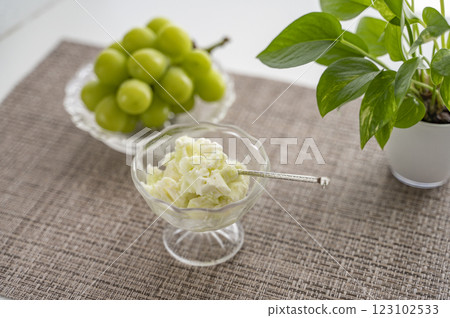 Shine Muscat and ice cream 123102533