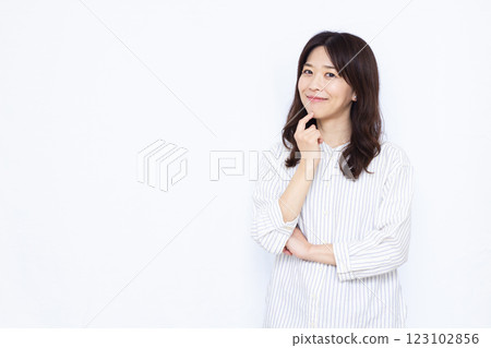 微笑著思考的女人 123102856