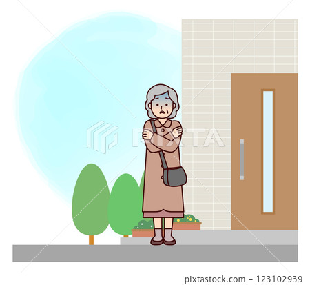 一位老婦人在外面凍得瑟瑟發抖 123102939