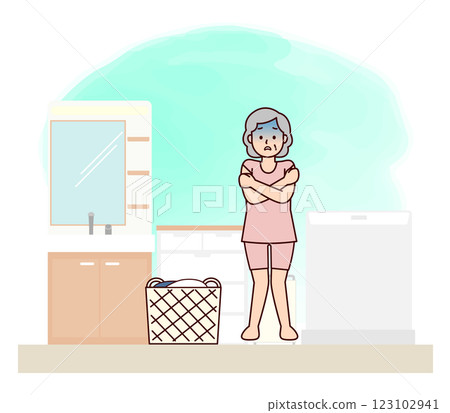 老年婦女在寒冷的更衣室裡瑟瑟發抖 123102941