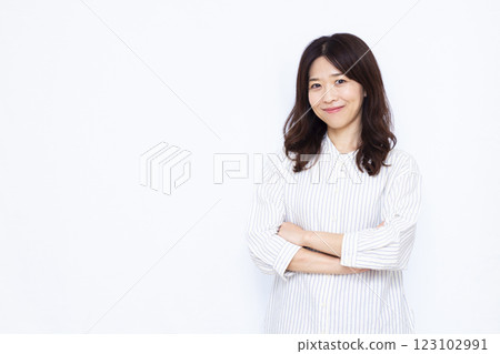 A woman who is thinking with her arms crossed 123102991