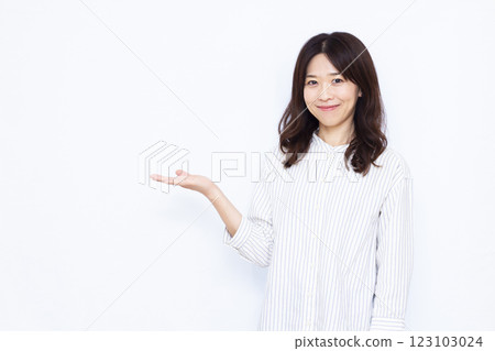 一個女人微笑著介紹自己 123103024