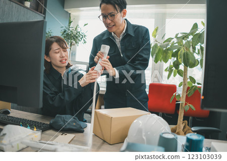 代替老闆接聽電話投訴的員工 123103039