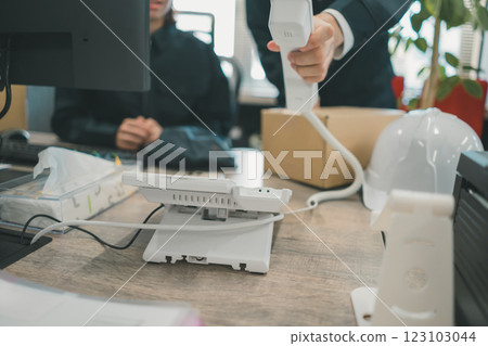 工作人員接聽電話 123103044