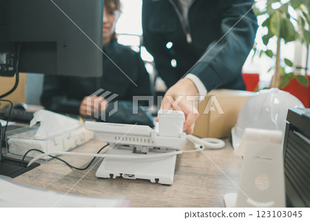 工作人員接聽電話 123103045