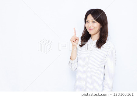 指著手指的女人 123103161