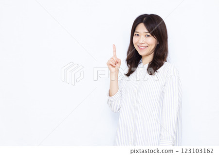 指著手指的女人 123103162